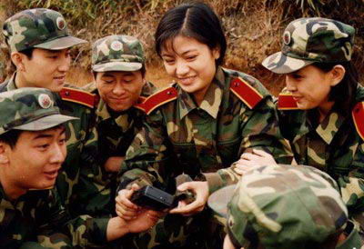 第一部电影《追捕野狼帮》就出演了女主角,这对于颜丙燕来说是个天赐