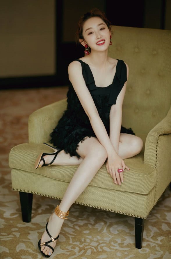 蝴蝶结戴在脖子上太没意思了,蒋梦婕戴在脚上才最时髦,好腿