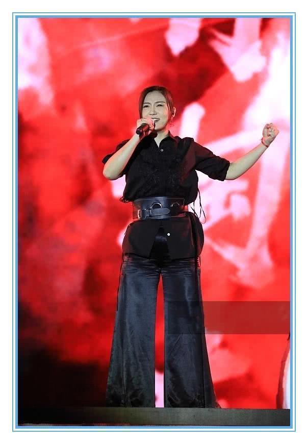 本以为刘郡格穿阔腿开叉裤够疯狂了,可看到吴莫愁短裙,我沉默了