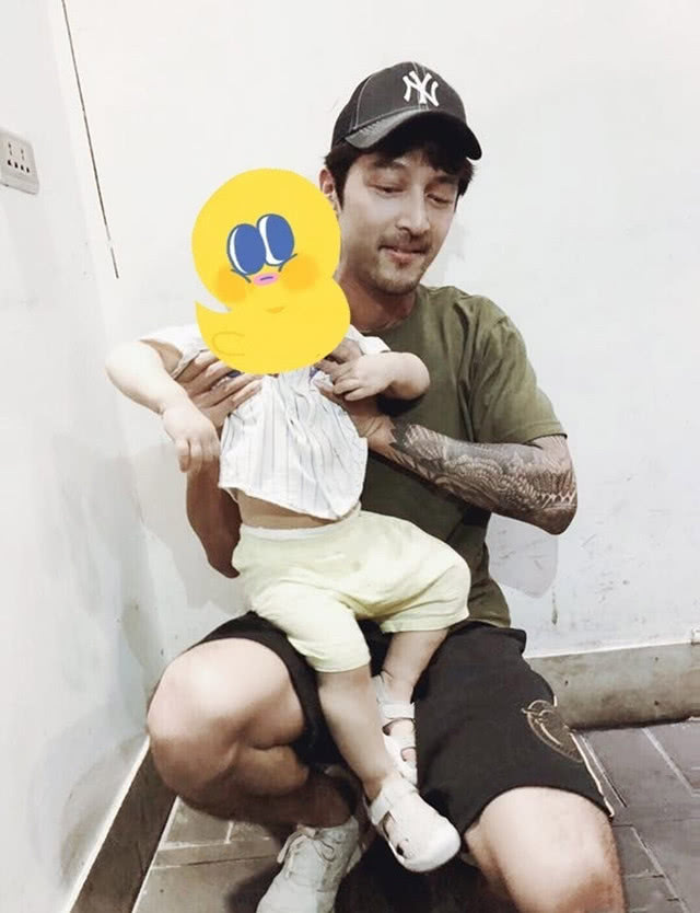 袁弘与胡歌聚会张歆艺挺孕肚现身,胡歌左手纹身大花臂抢镜