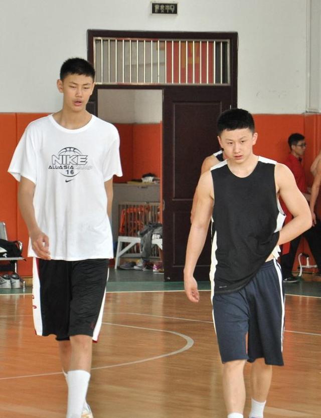 李楠儿子李禄瞳又长高了!16岁仅比姚明矮7公分,国籍让球迷欣慰