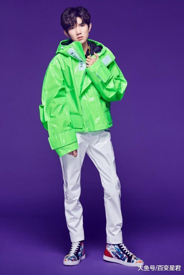 王源到底穿多大码的鞋, 看着竟和小腿一样长了? 简直要笑喷了!