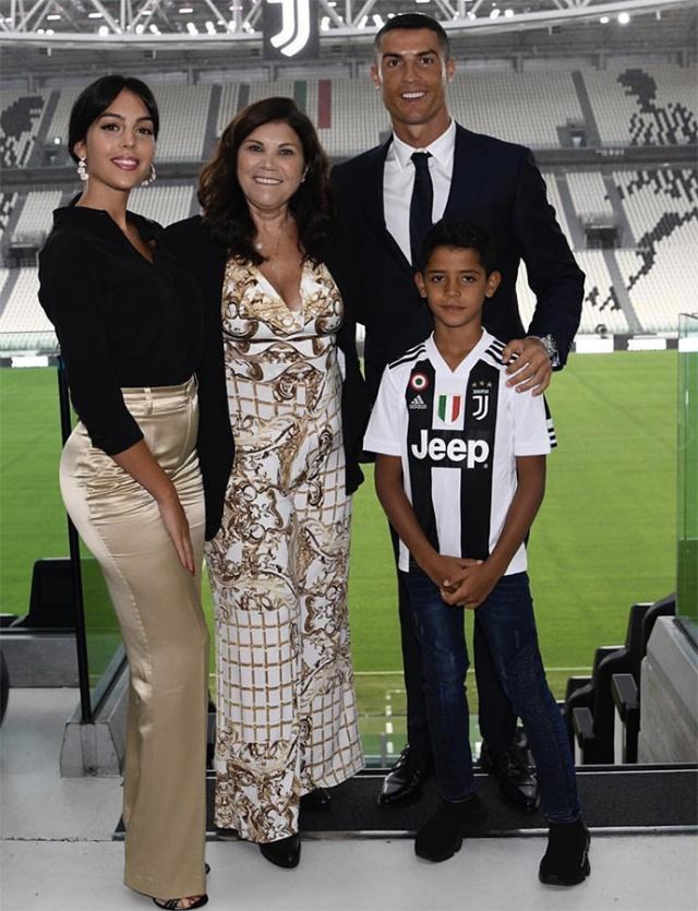 c罗全家喜迎圣诞萌娃成焦点龙凤胎一脸高冷最美小女儿笑开花