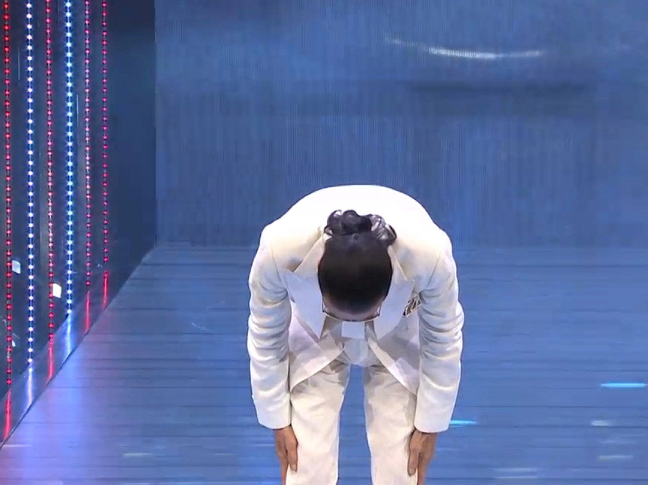 82岁谢贤上台领奖深鞠躬,90度弯腰迟迟没起身,台下全体起立鼓掌