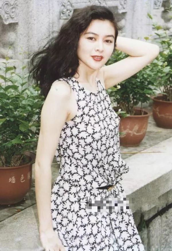 穿高领毛衣,挑战工装服,年轻时的关之琳不仅美还很会穿!