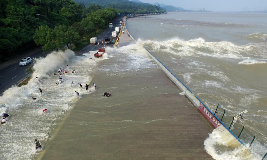 旅行图集:钱塘潮的浪花浑浊汹涌,气势十足!