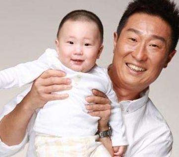 他40岁才有孩子,长得丑演技棒,7岁儿子长相令人担忧
