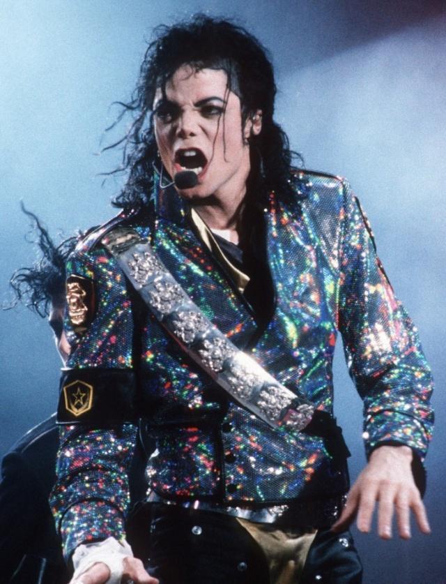 杰克逊小儿子罕见露面剪去齐腰长发更像爸爸侧脸俊俏超精致