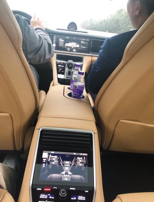 21岁青年提保时捷帕拉梅拉感言销售很有心给我女友送玫瑰花