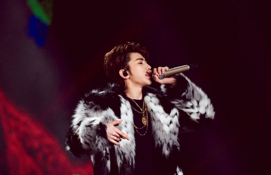 蔡徐坤跨年因话筒拉太远被疑假唱,粉丝立马不服了,事实证明一切