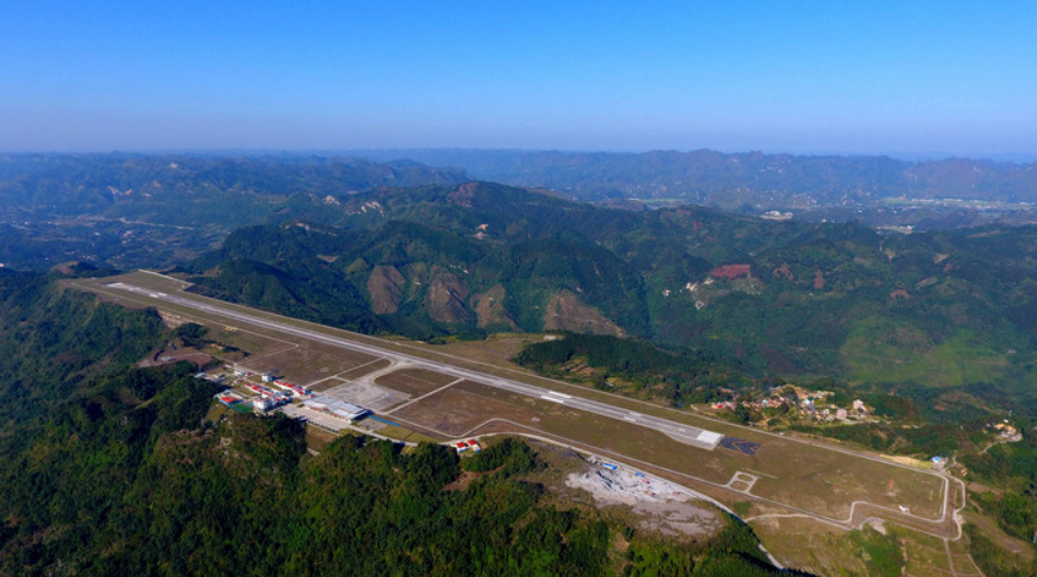 为建造该机场,削平65座山耗费万吨炸药,被誉称为"山顶航母"