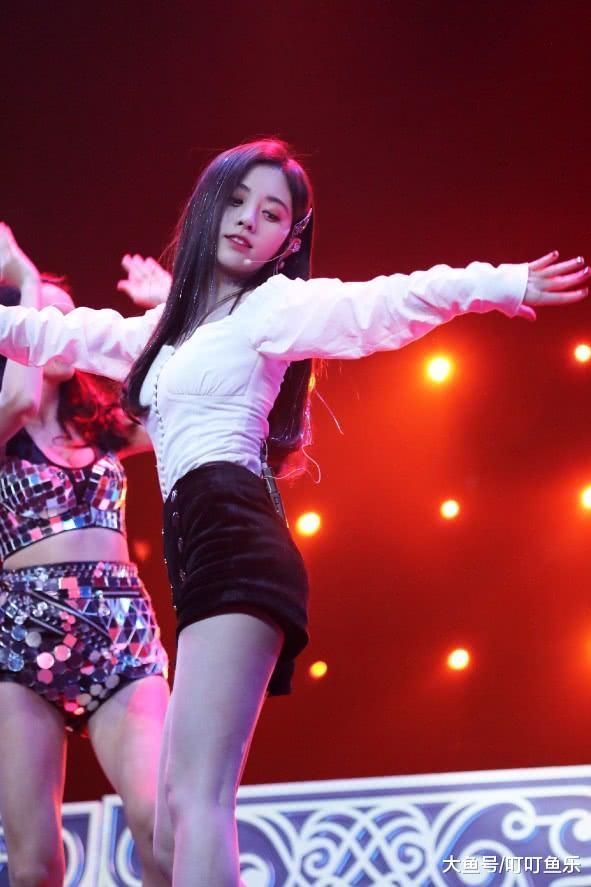 鞠婧祎穿热裤上台跳热舞s型身材藏都藏不住了叫人看呆