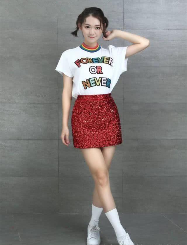 段奥娟不穿拖鞋出门了一身运动装打扮时髦又好看