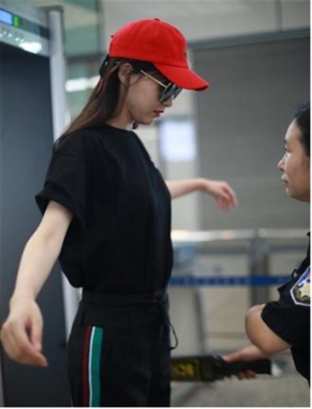 女星过安检,热巴秀美腿,杨幂亮身材,杨紫让人意外