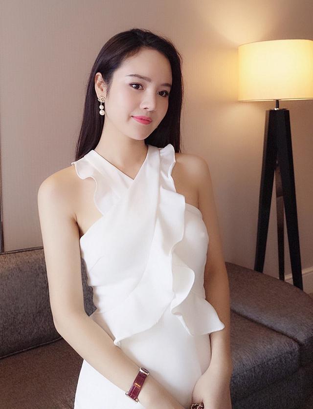 时尚衣品:皮肤白皙的美女,精致而高雅,凸显出迷人的风情与魅力