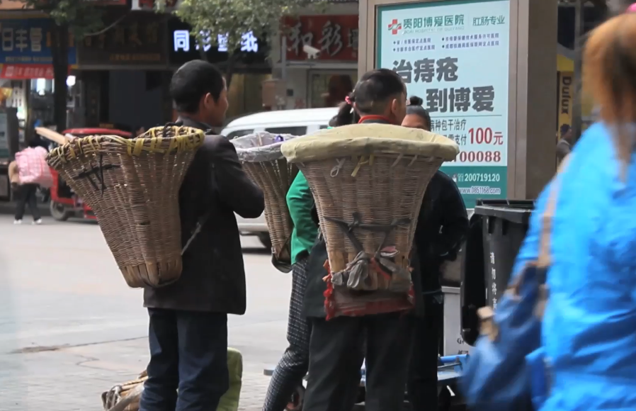 贵阳背篓人自食其力的精神获世界点赞