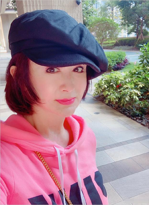 69岁老戏骨潘迎紫晒自拍,身穿粉色卫衣太减龄,俏皮可爱如少女!