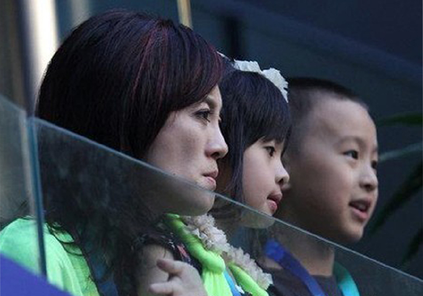 女主持恋上大富豪,今成这样|大富豪|许戈辉|央视_新浪新闻