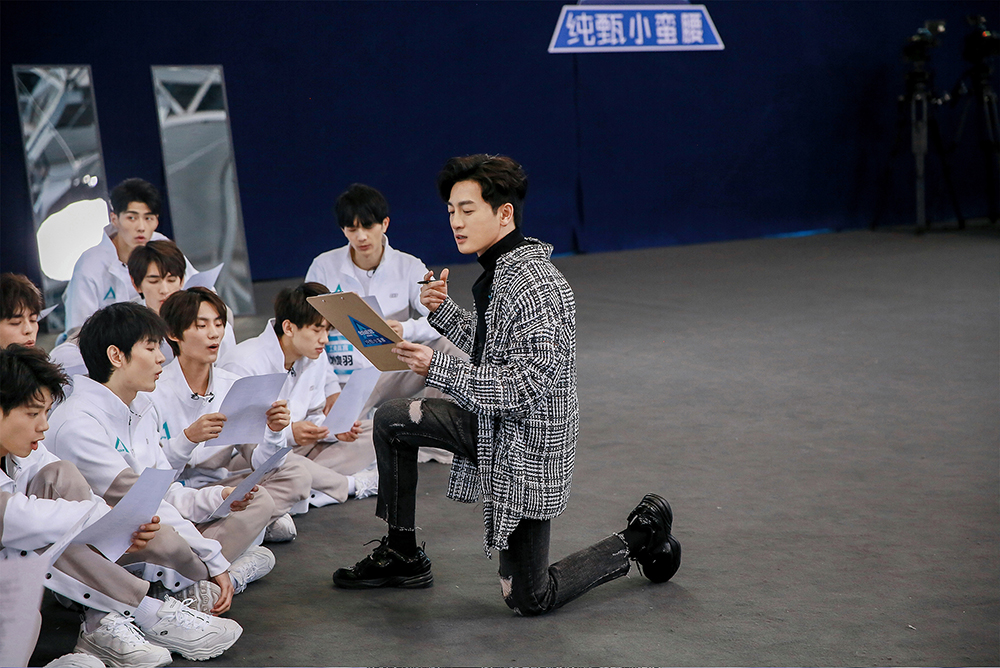 《创造营2019》苏有朋喜提f班,条纹衫配卷短发,轻松帅回小鲜肉