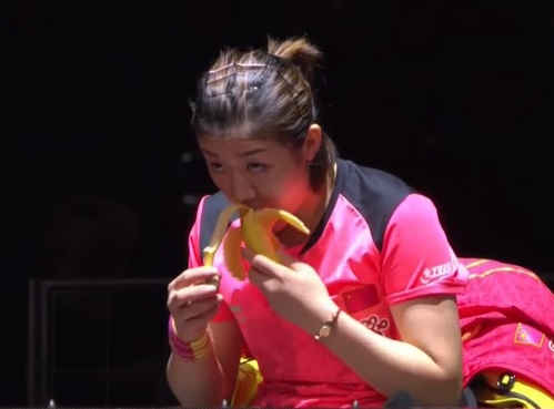 陈梦卫冕有望!4-2杀进决赛,现场淡定吃香蕉,着急的表情亮了