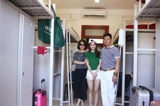 中戏宿舍: 除了胡先煦之外, 易烊千玺的另外两位室友, 来头不简单