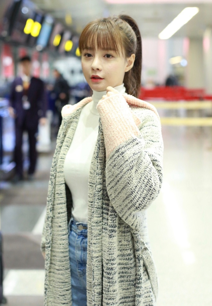 沈梦辰换回空气刘海的发型,高扎马尾走机场,美回学生模样了!