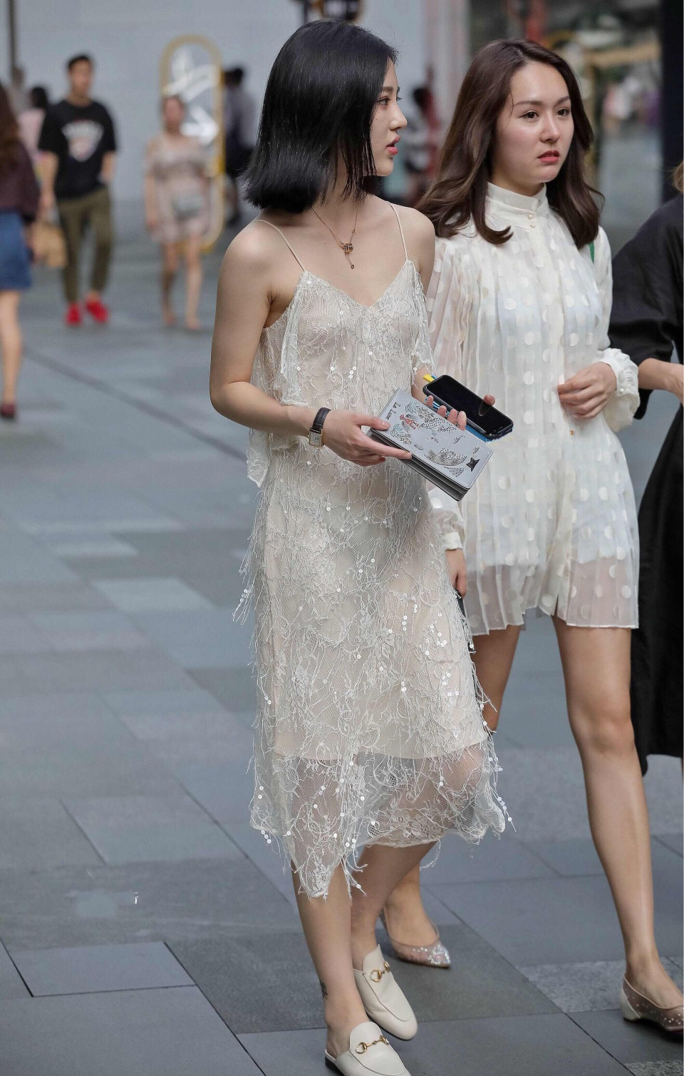 街拍:两个穿薄纱连衣裙,美的像天使,这不就是美女的标准