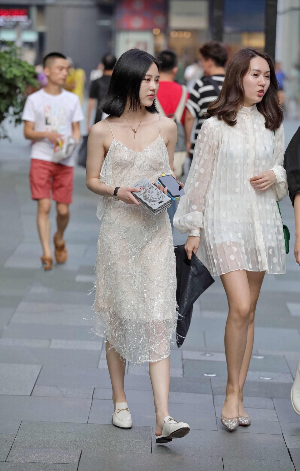 街拍:两个穿薄纱连衣裙,美的像天使,这不就是美女的标准