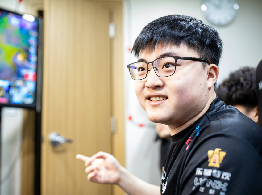 几张图证明uzi这个s赛打得有多差 iboy竟是lpl最优秀ad