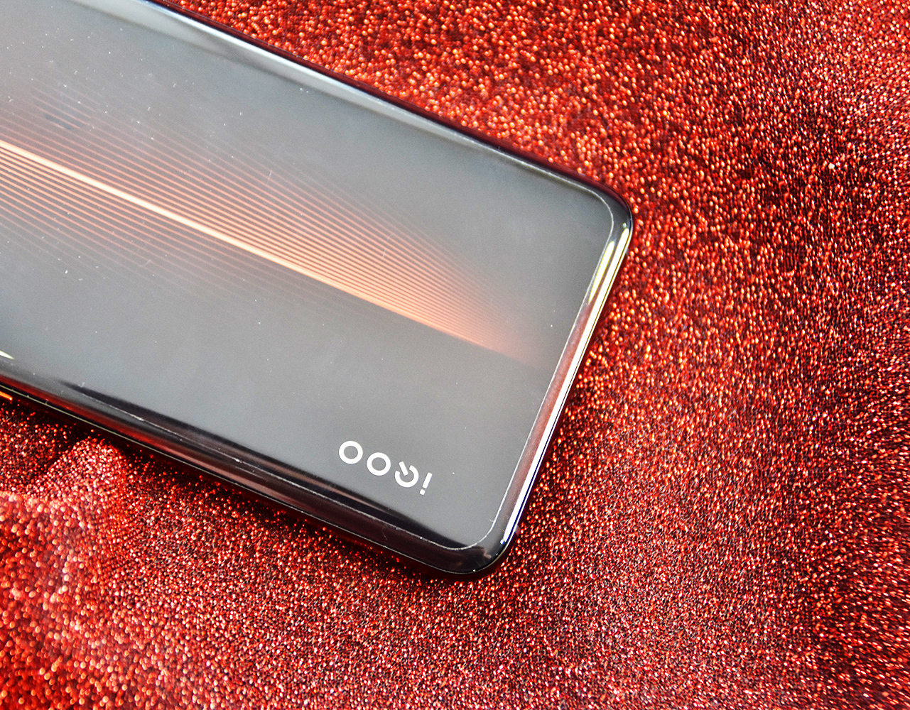 vivo iqoo真机图赏:电光蓝熔岩橙骑士黑全家福