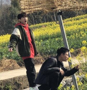 贾乃亮参加新综艺和王源搞笑互动,晒做头发照