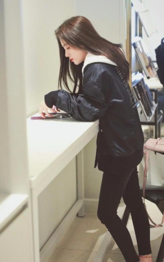 鞠婧祎穿红白板鞋,甜美指数爆棚,满满的少女感!