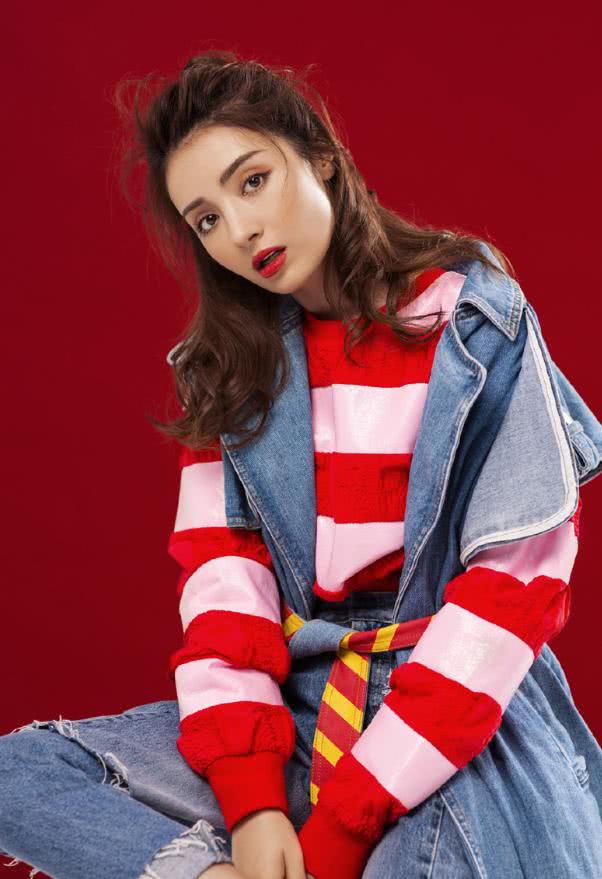 好好扣腰带已经过时了,麦迪娜直接把腰带打结,穿上美翻了!