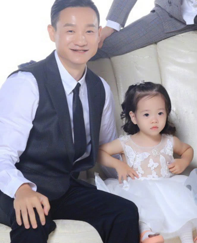 杨威儿子和女儿图片图片