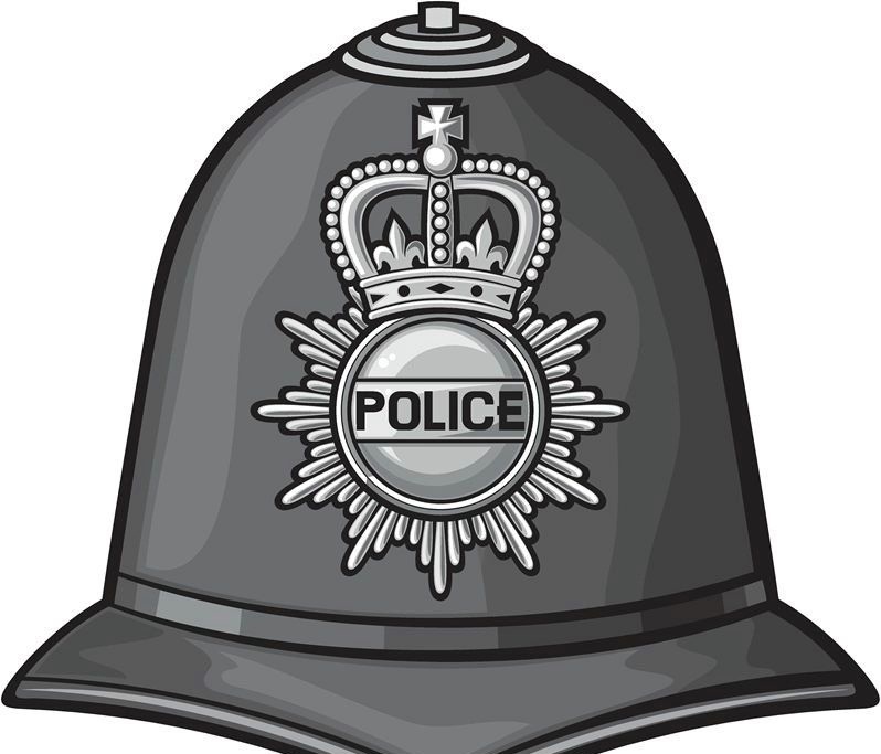 嫌疑人在英国警察驾车追捕时掉下30米悬崖,不料竟没死仍将被拘留