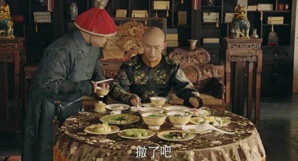 古代皇帝吃饭排场很大一个人吃上百道菜吃不完的都倒掉了吗