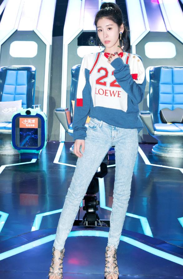 张碧晨原本穿的是皮裤,却穿出休闲裤的效果,反而一点都不时尚!