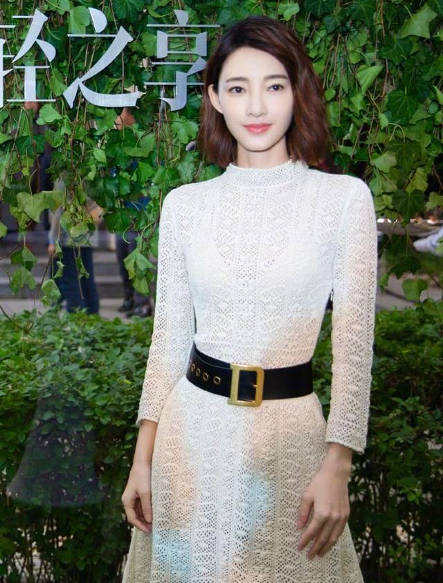 王丽坤少女力爆发,穿着黄色毛衣好耀眼,头上的"小尾巴"抢镜!