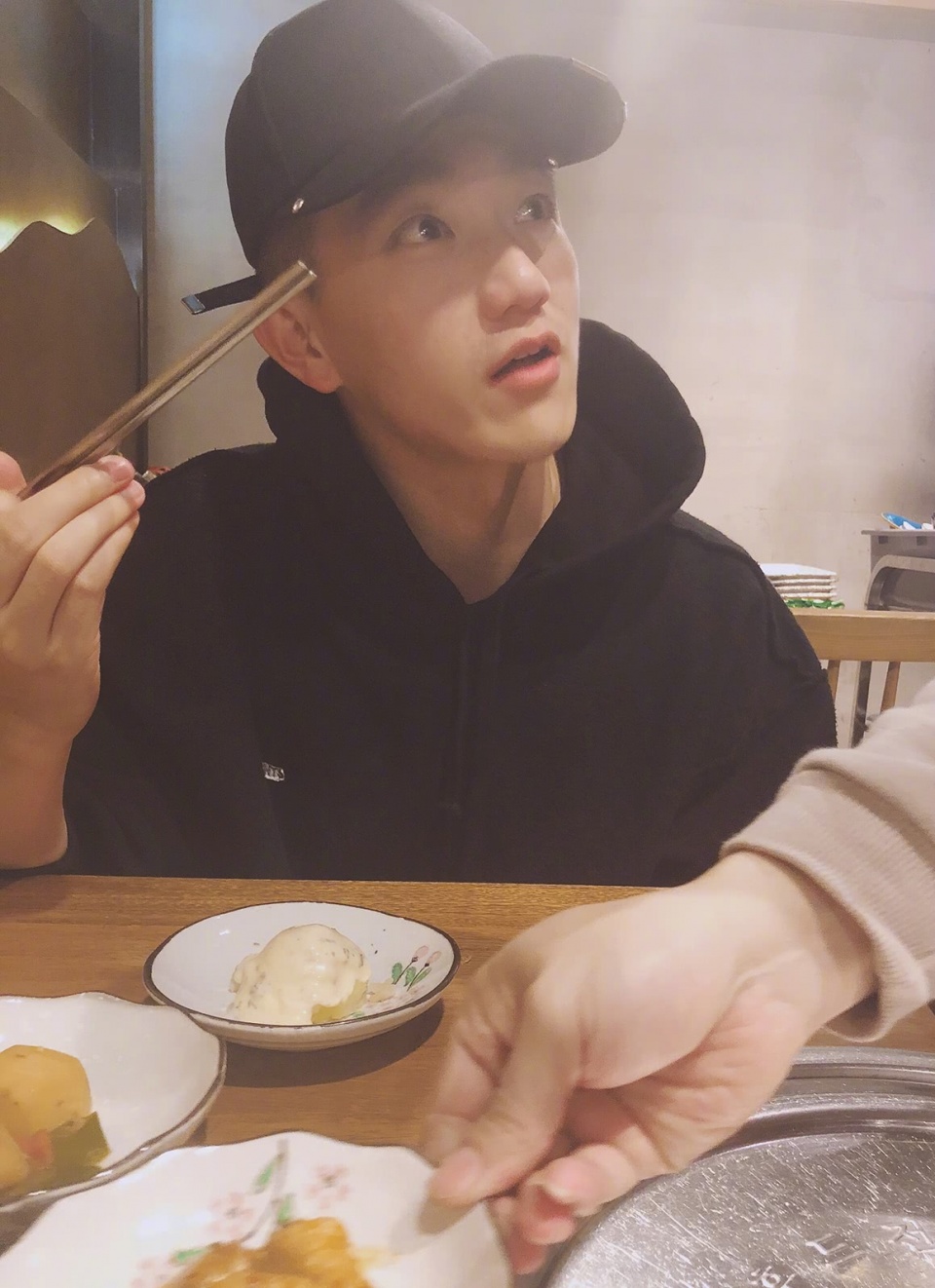 张馨予晒老公童年照并偷拍他吃饭何教官真是从小帅到大