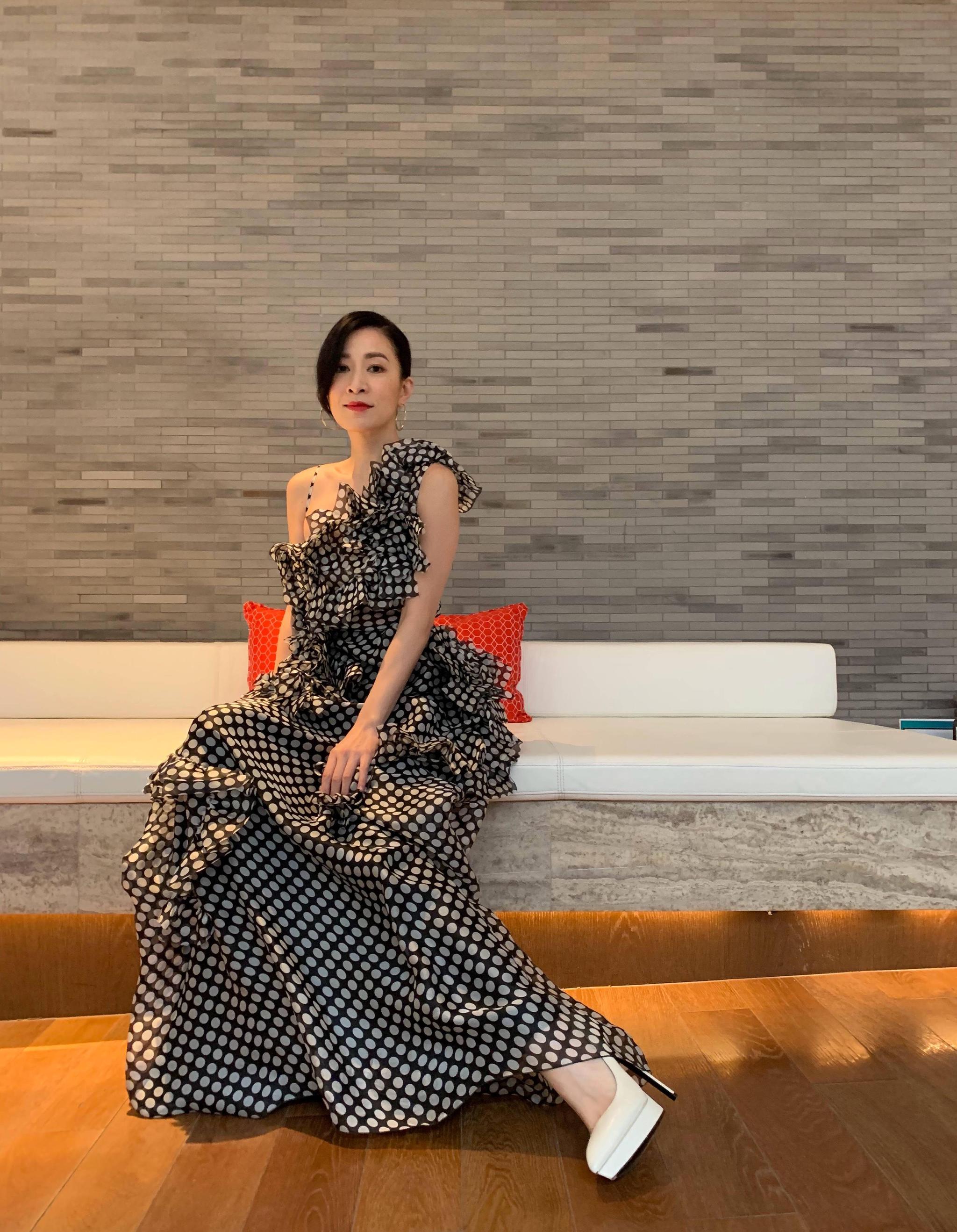 余诗曼穿搭不规则连衣裙,略显美,好身材的你还等什么,剁手啦