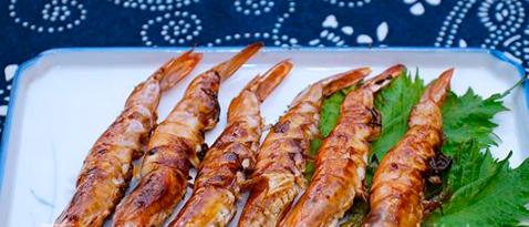 然后用竹签从虾头一直朝虾身方向穿,使虾笔直; 把