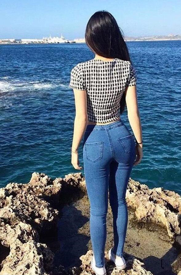 时尚街拍苗条高挑的美女充满了潮流范吸引众人的眼球