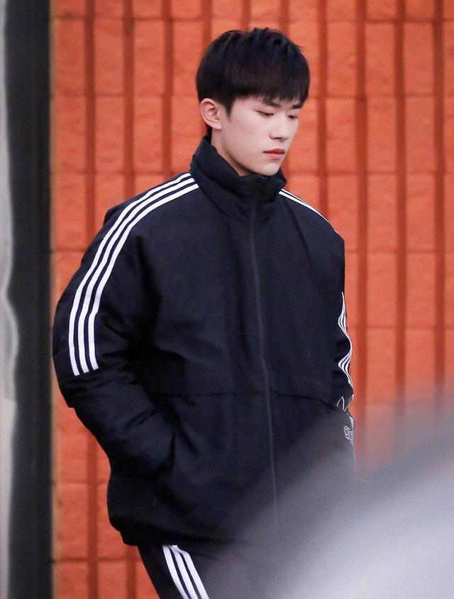 易烊千玺最新路透照出炉,春天里的神仙颜值,细长小腿成亮点!