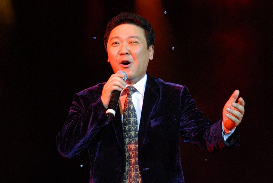 三上春晚享国家津贴,最红时因病消失多年,娶小学同学爱30余年!