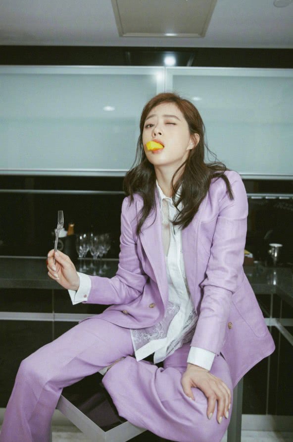 蒋欣放弃自我了竟盘腿坐在椅子上优雅女明星呢