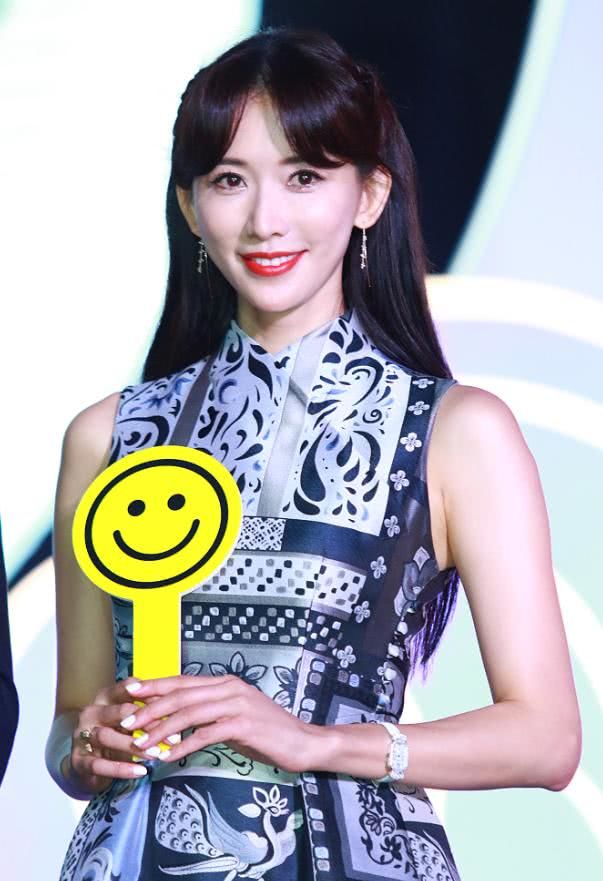 林志玲将长发披散,瞬间清爽自然的观感展现,很有古典端庄的气质