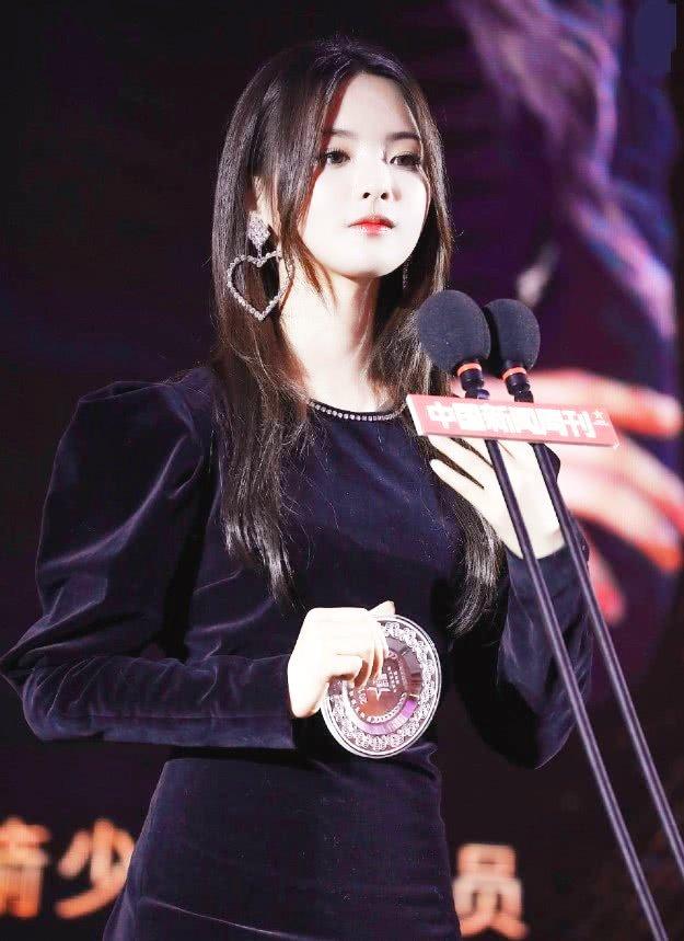 杨超越上台跳舞,黑色西装内搭粉色网纱裙,浪漫甜美