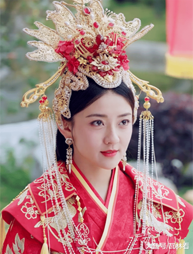 《双世宠妃2》曲小檀穿了两次婚服, 一次粉嫩可爱, 一次明艳动人