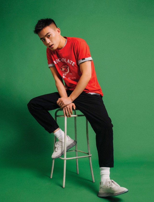 欧豪现身机场,蓝色衬衫 运动裤尽显酷野风,"冰棍"项链亮了!