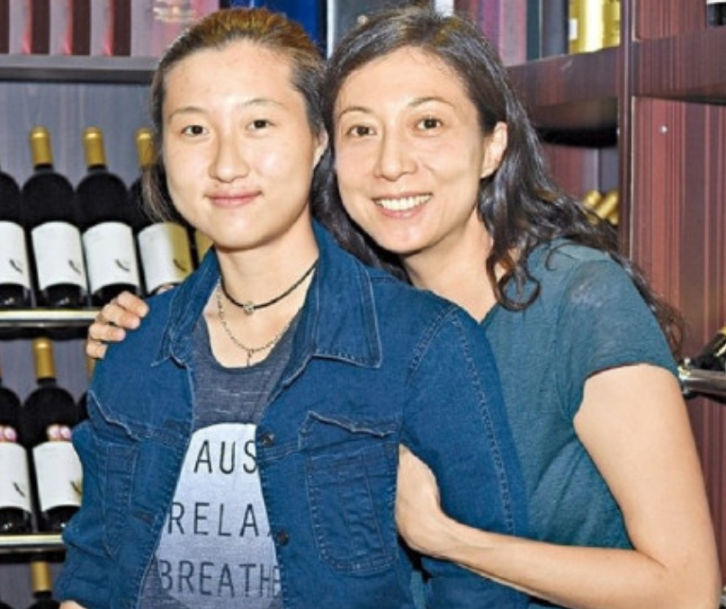 吴卓林"老婆"晒美照,超大耳洞十分另类,婆婆吴绮莉会接受吗?